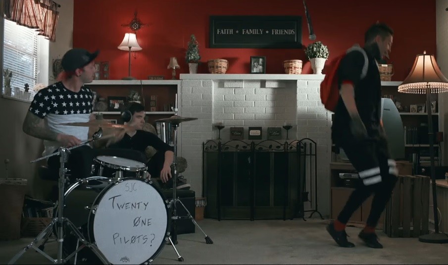 Клип Twenty One Pilots - Stressed Out онлайн